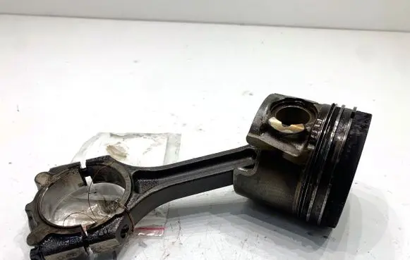 Hyundai Tucson TL Piston with connecting rod D4FD