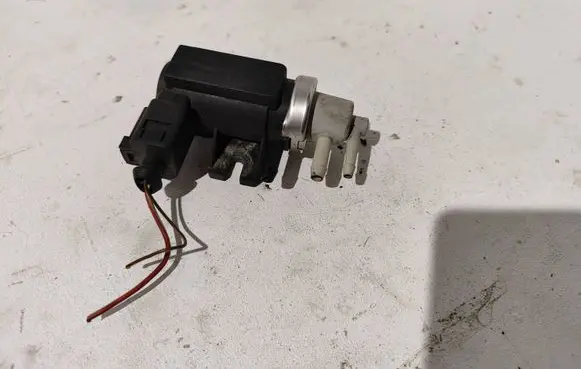 Volkswagen Golf IV Turbo solenoid valve 1J0906627B