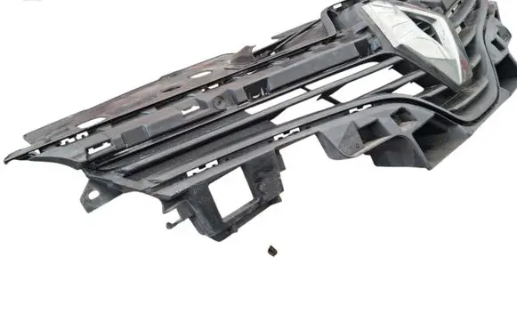 Renault Clio IV Front bumper upper radiator grill 622562901R