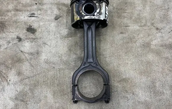 Ford Focus Piston with connecting rod T3DB