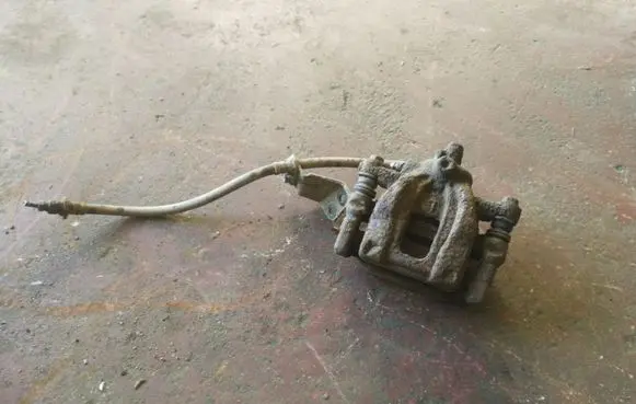 Honda CR-V Rear brake caliper