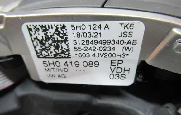 Volkswagen Golf VI Steering wheel