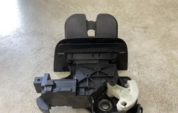 Audi A4 S4 B7 8E 8H Tailgate/trunk/boot lock/catch/latch 8E9827520A