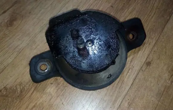 Subaru Legacy Engine mount bracket