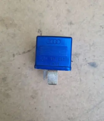 Volkswagen PASSAT B5.5 Other relay 8A0951253 899587