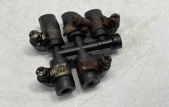 BMW X5 E53 Fuel distributor 1184632 16121184632