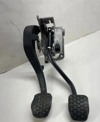 BMW 1 E81 E87 Pedal assembly 42322403 678711