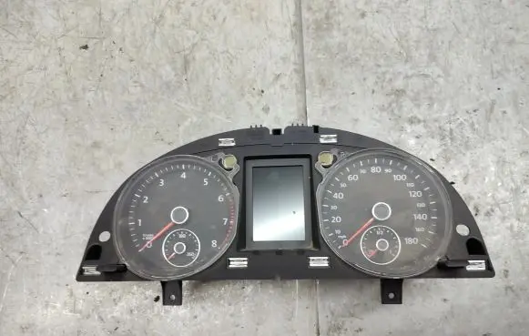 Volkswagen PASSAT CC Speedometer (instrument cluster) 3C8920970Q