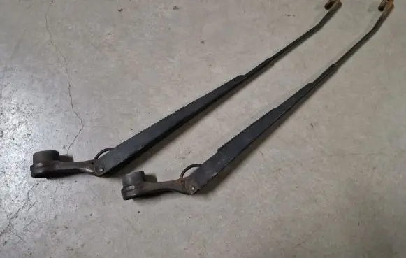 Mazda BT-50 Front wiper blade arm
