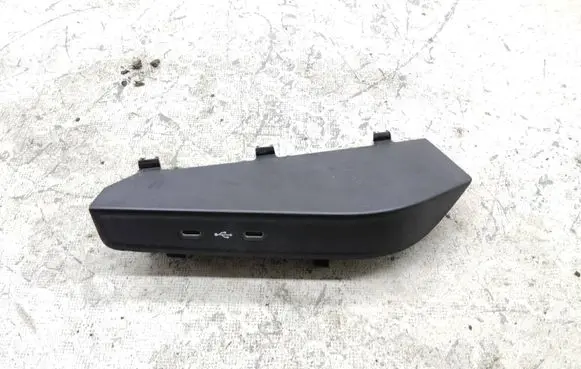 Skoda Kamiq USB socket connector 657035736