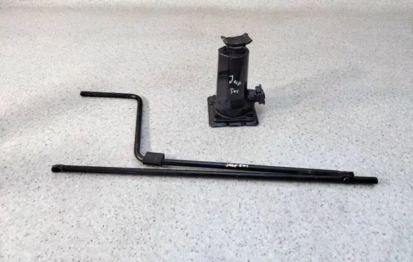 Jeep Grand Cherokee Spare wheel section trim 