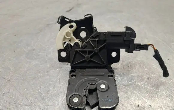 Audi A4 S4 B7 8E 8H Tailgate/trunk/boot lock/catch/latch 8P4827505B