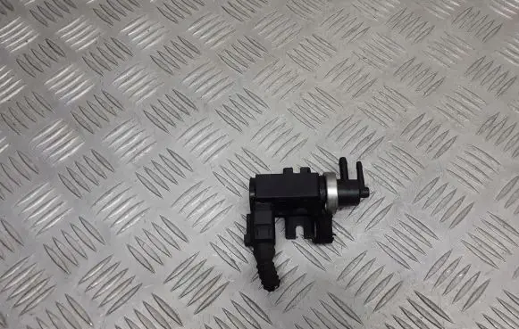 Volkswagen PASSAT B5 Valve vacuum 1J0906627