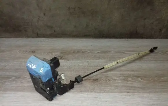 Volvo S60 Front door lock 8650544