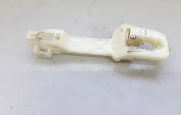 KIA Rio Front door exterior handle/bracket 5023
