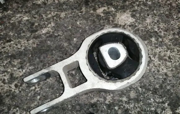 Fiat 500L Engine mounting bracket