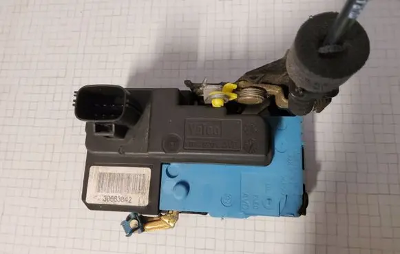 Volvo V70 Front door lock 30663042