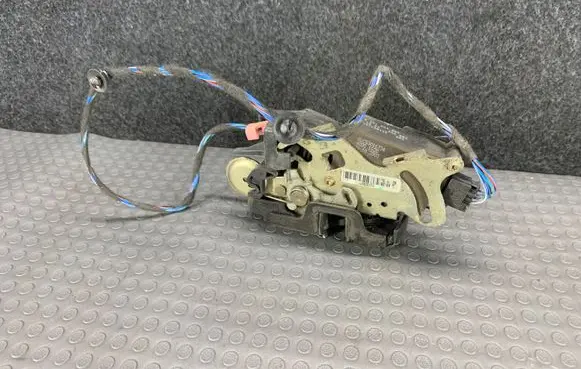 Mercedes-Benz Vito Viano W639 Front door lock A6397200435