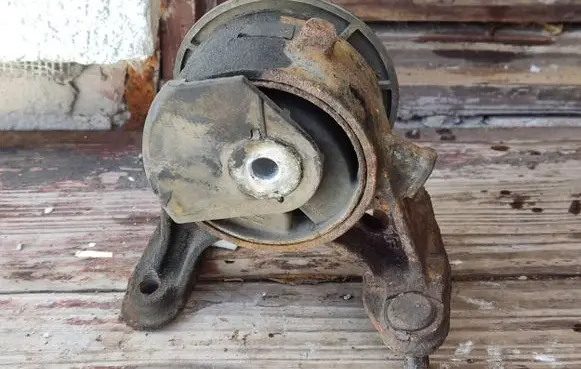 Toyota RAV 4 (XA30) Engine mount bracket