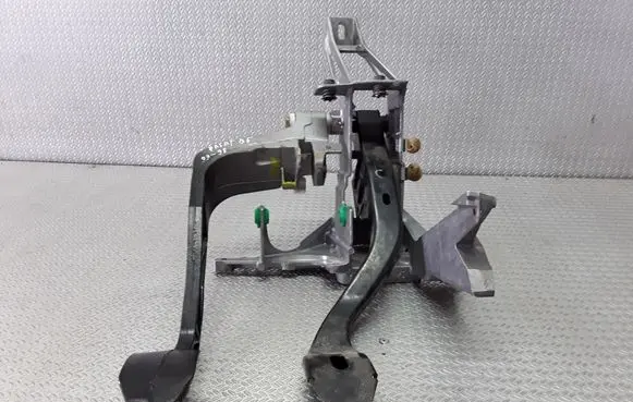 Volkswagen PASSAT B5 Pedal assembly 8D1721117K