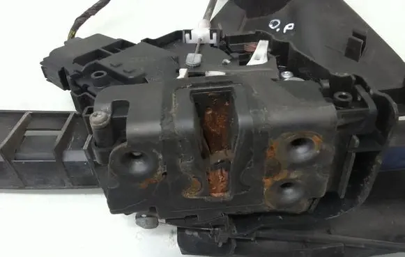 Ford Focus C-MAX Front door lock 2400001
