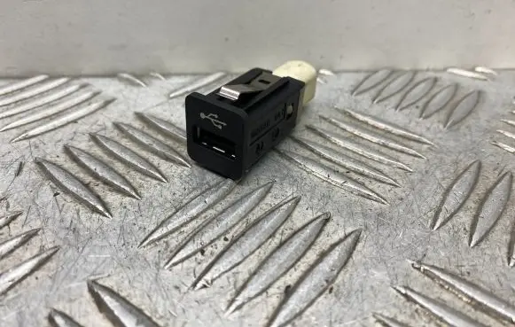 BMW X6 E71 USB socket connector 9167196 61319167196