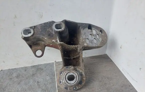 Audi A4 S4 B6 8E 8H Engine mounting bracket 8E0199351