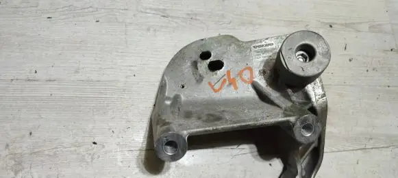 Volvo V40 Engine mount bracket 31686385