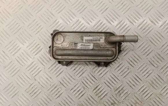 Toyota Avensis T270 Engine oil radiator 157100R010 880243D