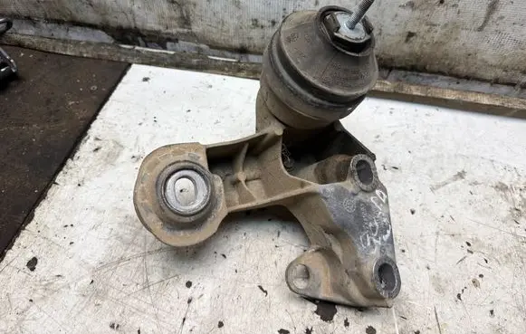 Audi A4 S4 B5 8D Engine mounting bracket 4B0199352