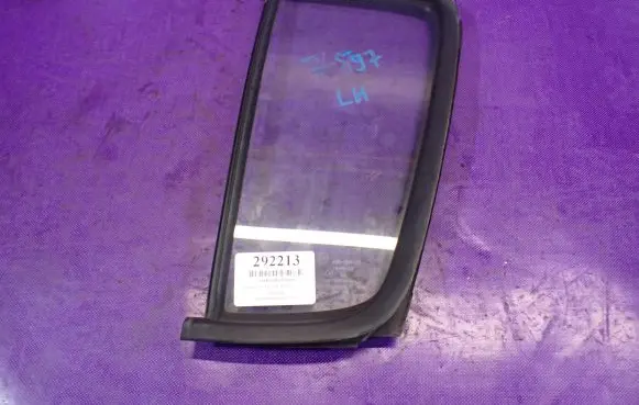 Suzuki Swift I Front door window glass four-door