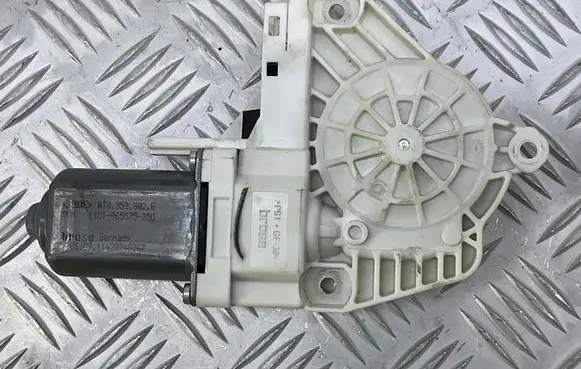 Audi A5 8T 8F Front door window regulator motor 8T0959802B