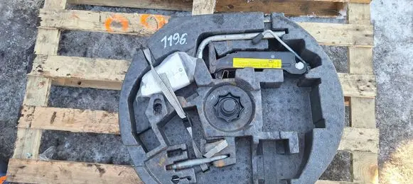 Volkswagen Touran I Tool set 1T0011031A 1T0011031