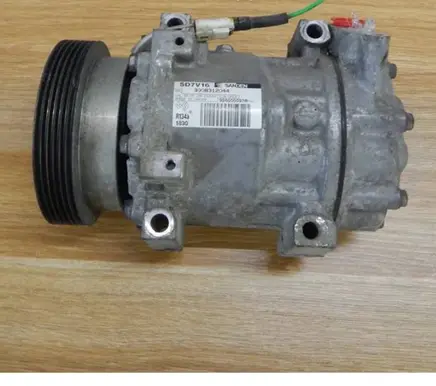 Renault Sandero II Air conditioning (A/C) compressor (pump) 926000097R 3008312044