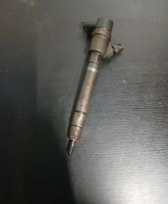Volvo V70 Fuel injector 30777526