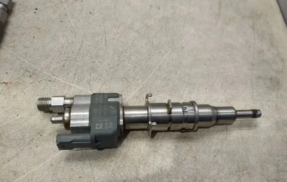 BMW 5 E60 E61 Fuel injector 7589048 10181010