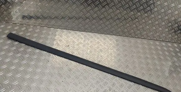 Toyota Yaris Front door trim (molding) PZ415B285001
