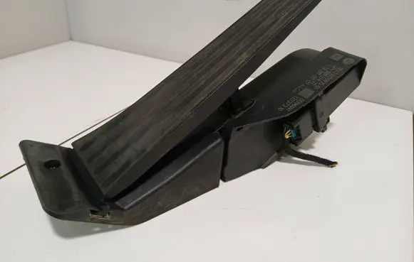 BMW 1 E81 E87 Accelerator throttle pedal 6770935 12037310