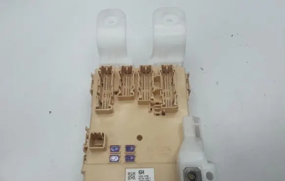 Toyota RAV 4 (XA40) Fuse module 63586798 8273042811
