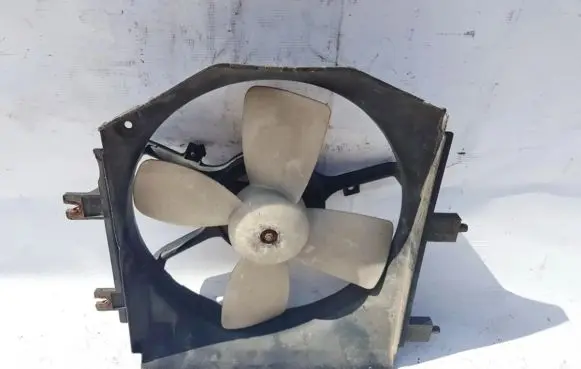 Radiator cooling fan shroud