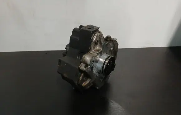 Volvo V70 Fuel injection high pressure pump 0445010043 8689590