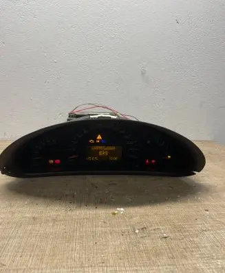 Speedometer (instrument cluster)