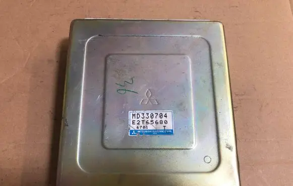 Mitsubishi Colt Engine control unit/module MD330704