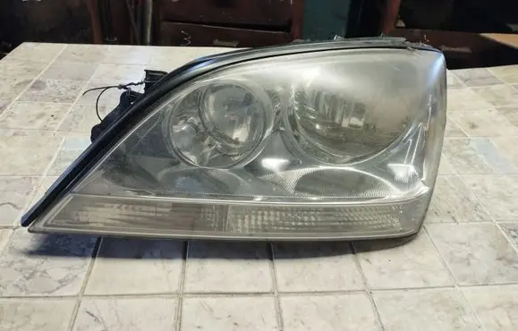KIA Sorento Headlight/headlamp 921013E0