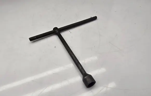 Mercedes-Benz Sprinter W906 Wheel nut wrench A9045810001