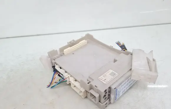 Toyota Prius+ (ZVW40) Fuse module 8273047420 8273047420A