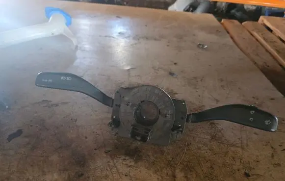 Wiper turn signal indicator stalk/switch