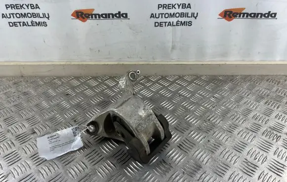 Honda CR-V Engine mount bracket