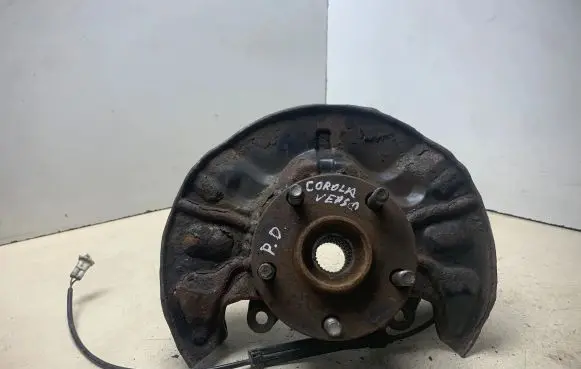Toyota Corolla Verso AR10 Front wheel hub