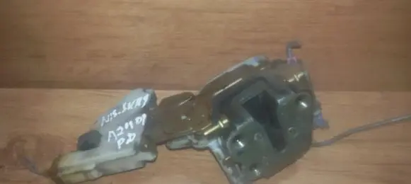 Nissan Sunny Front door lock 8055269r00